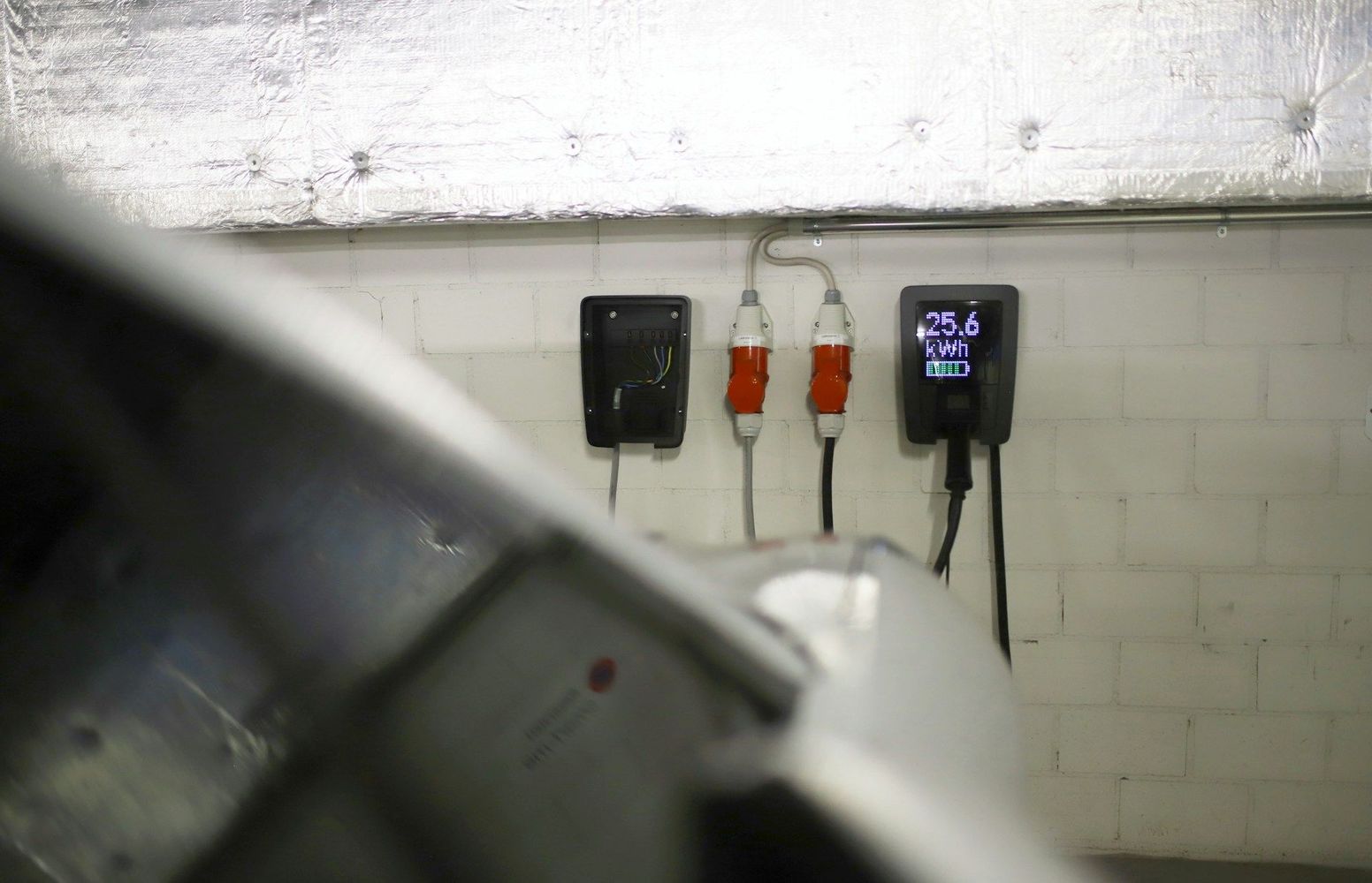 BORNES DE RECHARGE — Rechargez votre véhicule électrique facilement à domicile grâce à une installation rapide, pratique et optimisée.
