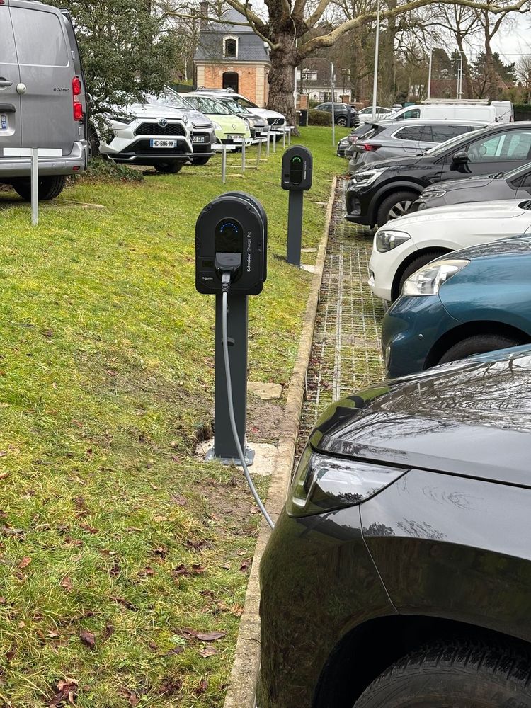 Fremaux Delorme Marcq en Baroeul — 4 bornes Schneider Charge Pro connectées et supervision Freshmile: badges et refacturation